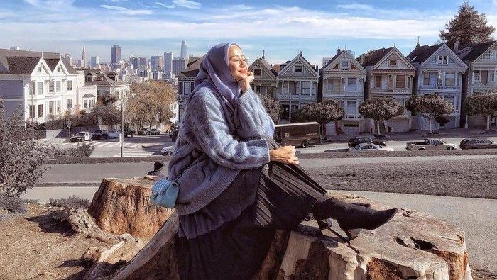 5 Outfit Mewah Tersembunyi di Balik Penampilan Sederhana Laudya Cynthia Bella