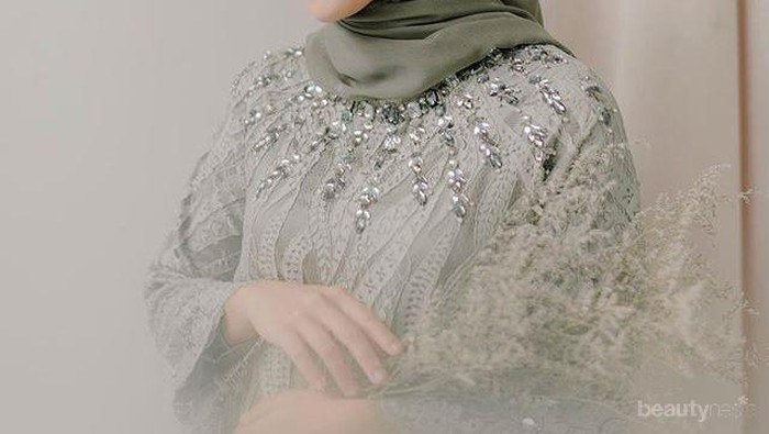 7 Hijab Style Tunik ala Hijabers Mega Iskanti untuk Tampil Anggun Saat Kondangan