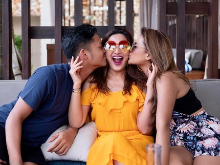 7 Foto Kedekatan Aurel & Azriel dengan Bunda Ashanty, Lengket Sejak Kecil
