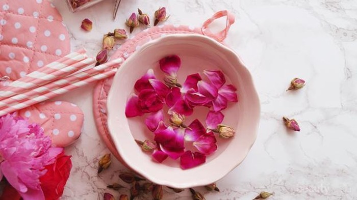 Ladies, Ini Cara Membuat Wajah Glowing dengan Air Mawar! Praktis!