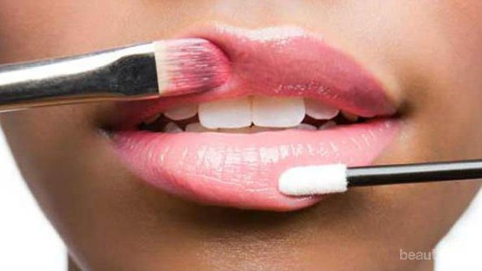 [FORUM] Lebih suka pake liptint atau lipstick girls?