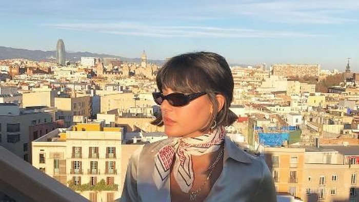 Casual Style Saat ke Kantor dengan 5 Aksesoris Murah, Tampil Kece Tanpa Takut Kantong Bolong