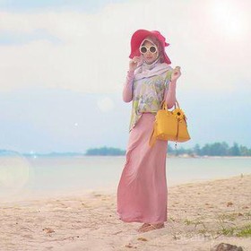 Inspirasi OOTD Hijab ini Cocok Lho untuk Menemanimu Berlibur di Pantai