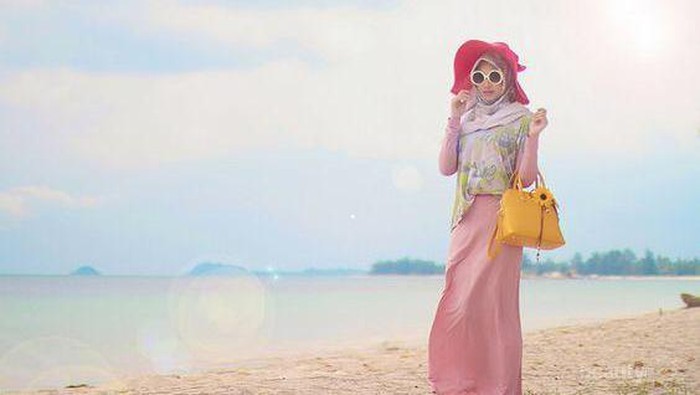 Inspirasi OOTD Hijab ini Cocok Lho untuk Menemanimu Berlibur di Pantai