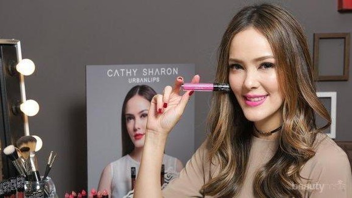 Makeup Artis Topseller Ini Bakal Bikin Kamu Jatuh Hati! Yuk, Simak Ulasannya di Sini