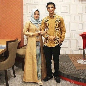 Mau Tampil Serasi dengan Pasangan? Kamu Bisa Banget Ikuti Style Baju Muslim Couple yang Kece Ini!