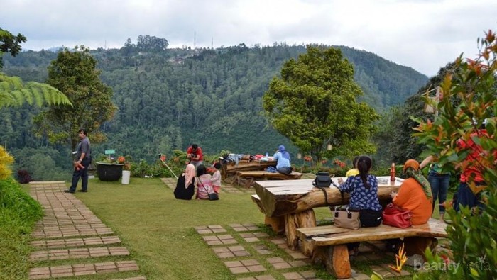 5 Rekomendasi Restoran di Kawasan Lembang Favorit yang Murah Meriah, Liburan Wajib ke Sini!