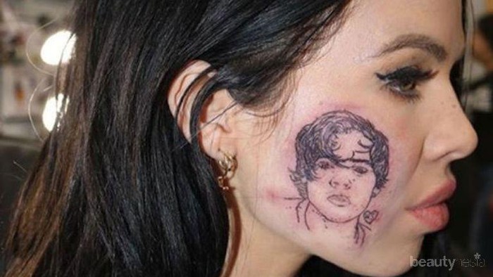 Sempat Viral, Inilah Fakta Penyanyi yang Membuat Tattoo Permanen Wajah Harry Styles di Pipinya