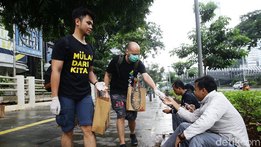 Komunitas Mulai Dari Kita membagikan 500 hand sanitizer gratis untuk pejalan kaki dan warga di sekitaran Jalan Sudirman, Jakarta Selatan.