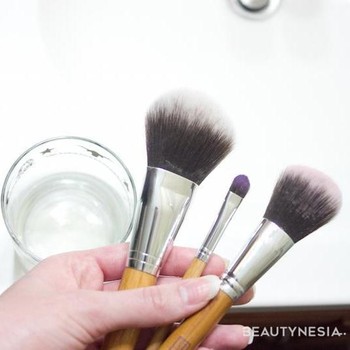 4 Cara Tepat Membersihkan Brush Makeup