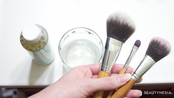 4 Cara Tepat Membersihkan Brush Makeup