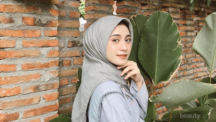 Denim on Denim OOTD ala Hijabers Cantik Helmi Nursifah yang Stylish Abis