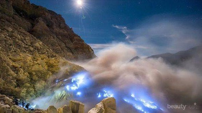 Ingin Traveling ke Kawah Ijen dalam Waktu Dekat? Yuk, Intip Fakta dan Tips Perjalanannya di Sini!