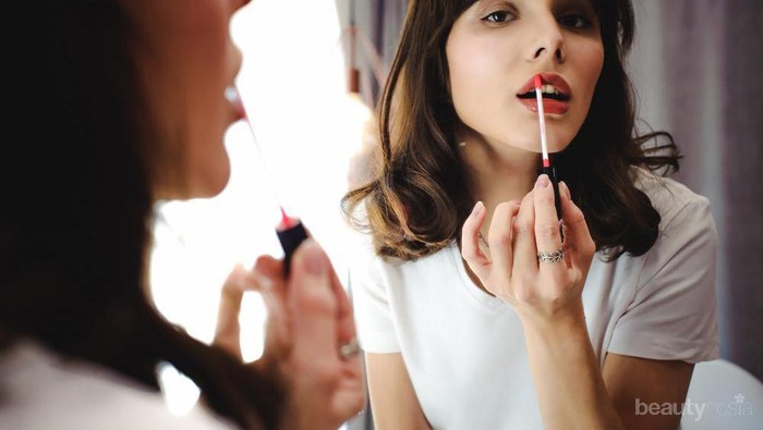 Ternyata Warna Lipstik Mempengaruhi Bentuk Bibir, Cari Tahu yang Cocok Yuk!