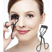 Biar Makeup Enggak Berantakan, Ini Tips Memakai Penjepit Bulu Mata untuk Pemula