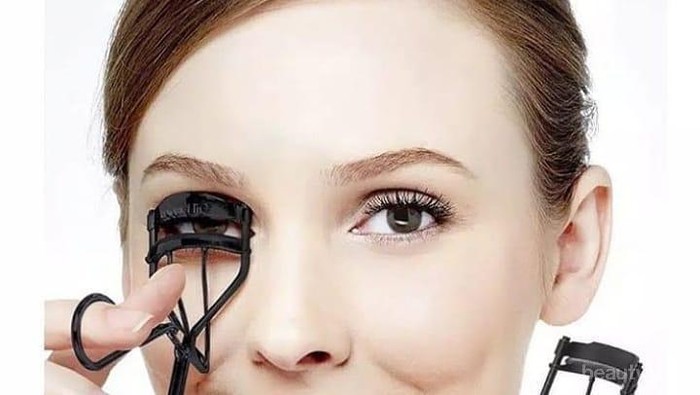 Biar Makeup Enggak Berantakan, Ini Tips Memakai Penjepit Bulu Mata untuk Pemula