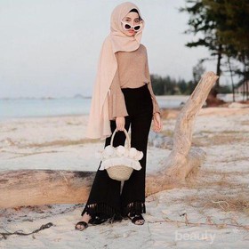 Mau Tampil Kece Saat Berlibur? Cek Yuk 5 Gaya OOTD Hijab ke Pantai Ini!