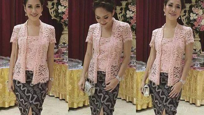 5 Inspirasi Model  Kebaya Brokat  Terbaru dari Para Artis  