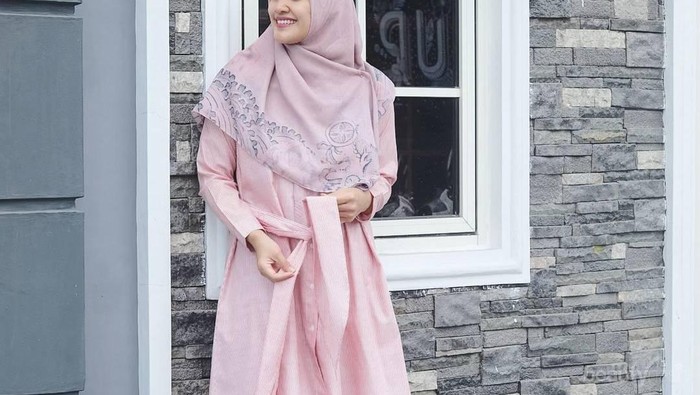 Ratu Anandita Buat Gaya Syari Terlihat Stylish dengan Baju Gamis