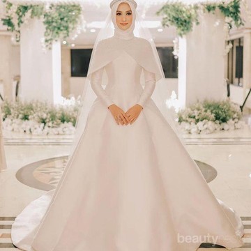 img-title Tampil Cantik dan Anggun di Hari Pernikahan dengan Inspirasi Gaun Pengantin Muslimah Syar'i Ini