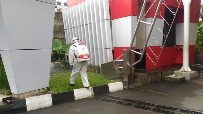 Pemprov DKI Jakarta akan melakukan penyemprotan disinfektan serempak pada Minggu (22/3) sebagai upaya mencegah penyebaran virus corona (Covid-19).