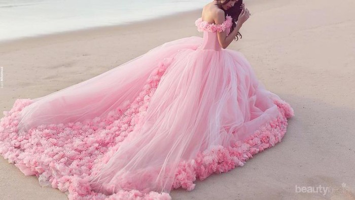 Gak Melulu Gaun Putih, Dress Pengantin Unik Ini Bisa Kamu Jadikan Inspirasi