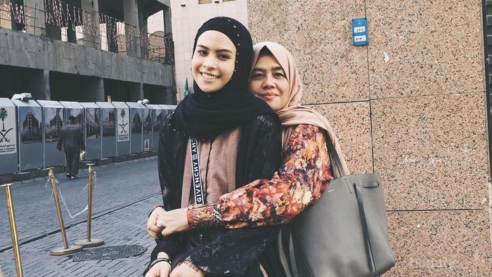 Intip Deretan Penampilan Cantik Maudy Ayunda dengan Hijab Saat Umroh