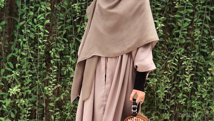 Cantik nan Anggun, Tips Busana Syar'i Zaskia Sungkar Menginspirasi Banget!