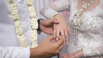 TANGIS ROHIS PECAH SAKSIKAN SUAMI UCAP SYAHADAT DAN IJAB KABUL