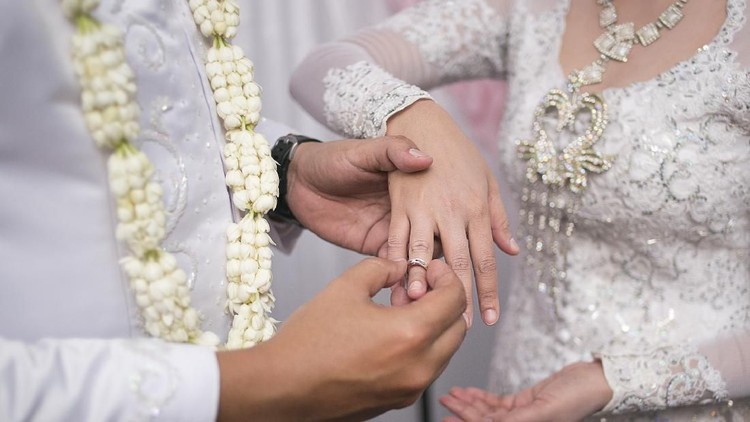 ilustrasi pasangan menikah Pasang Cincin on Javanese Wedding. Traditional Javanese Groom Puts a Ring On The Bride