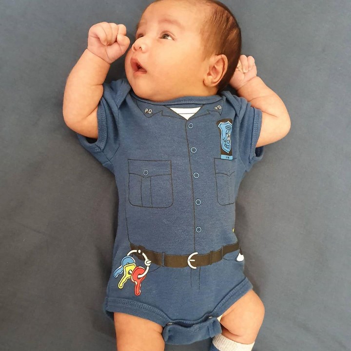 <p>Nah, karena sekarang baru usia tiga minggu alias belum genap 40 hari, baby Guinandra masih dipingit sama Mama Vicky. Apalagi sedang ada kampanye #dirumahaja terkait wabah Corona. Sehat selalu ya baby Guinandra dan Mama Vicky Shu sekeluarga. (Foto: Instagram @vickyshu)</p>
