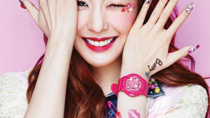 Cantik! Nail Art Motif Bunga Ini Bikin Jari Tampak Lebih Manis!