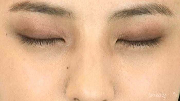 Feminin Beauty UP! Bordeaux Eye Make Up yang sexy di musim gugur dan dingin