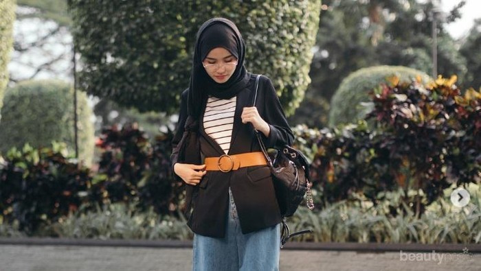 Yuk, Intip Padu Padan Outfit dengan Hijab Warna Hitam untuk Gaya Keseharian Kamu