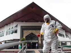 Cegah Corona, Masjid Al-Ukhuwah Bandung Disemprot Disinfektan