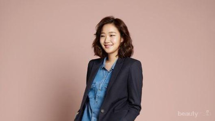 Jadikan Penampilan Kasual ke Kantor Lebih Stylish dengan Blazer Ala Korea Ini!