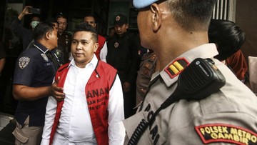 SIDANG PERDANA KASUS PENYIRAMAN NOVEL BASWEDAN Terdakwa kasus penyiraman air keras kepada penyidik KPK Novel Baswedan, Rahmat Kadir Mahulette menjalani sidang dakwaan di Pengadilan Negeri Jakarta Utara, Jakarta, Kamis (19/3/2020). Kedua terdakwa Ronny Bugis dan Rahmat Kadir Mahulette didakwa melakukan penganiayaan berat terencana dengan hukuman maksimal 12 tahun penjara. ANTARA FOTO/Rivan Awal Lingga/wsj.