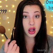 Pilih Beauty Blender atau Oval Brush? Cari Tahu Perbandingannya di Sini!