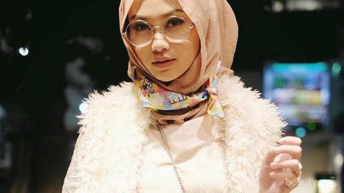 5 Tips Memakai Kacamata Saat Berhijab