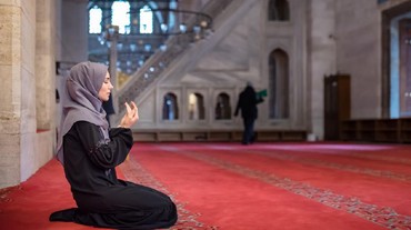 img-title Heboh, Wanita Hijab Unggah Momen Salat Pakai Lagu Rohani Kristen