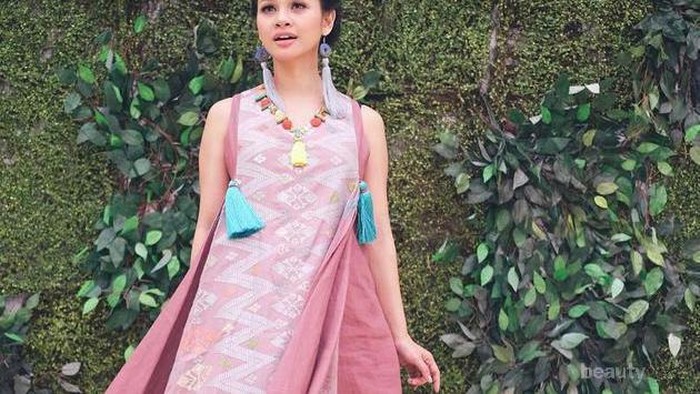 Modis! Ini Dia Inspirasi Baju Batik Ala Selebriti Muda yang Bisa Kami Tiru!