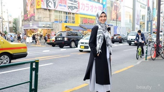 5 Inspirasi Gaya Hijab Traveling Ala Rani Hatta yang Bisa Kamu Kenakan Saat Liburan