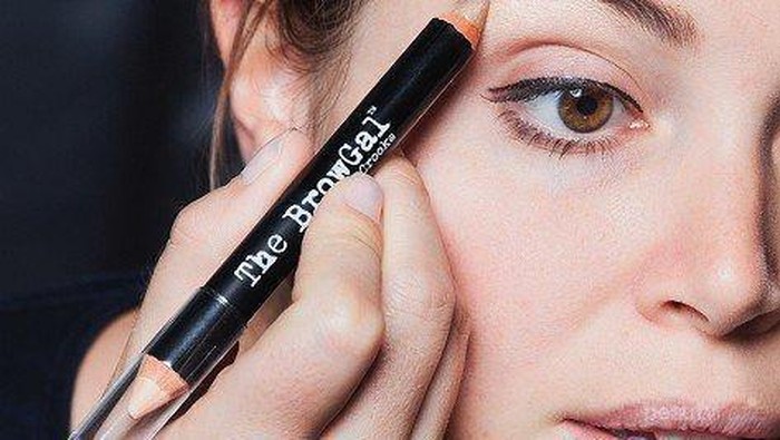 Buat Wajah Tampak Lebih Muda dan Fresh dengan 5 Rekomendasi Highlighter Pen Ini!