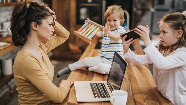 Saat harus work from home, lalu tugas online sekolah anak harus dikebut setiap hari, sungguh berjuta rasanya. Apakah Bunda juga merasakannya?