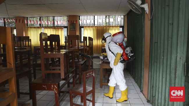 Penyemprotan disinfektan dilakukan di sejumlah fasilitas umum, seperti jalan raya, trotoar, taman, halte bus, perkantoran, tempat ibadah, rumah warga.
