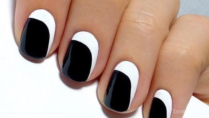 2 Cara Menghias Kuku dengan Kutek dan Selotip yang Mudah dan Bisa Kamu Tiru!