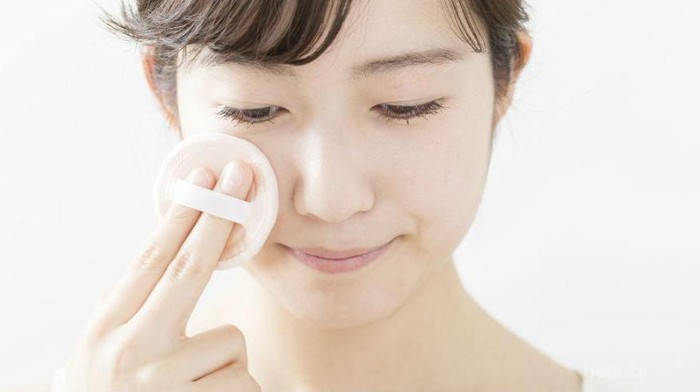 Cara Tepat Mengaplikasikan Cushion Foundation untuk Hasil Wajah yang Flawless & Glowing