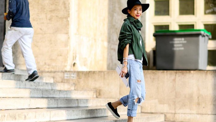 Coba Gaya Mix n Match Boyfriend Jeans Dengan Sneakers Ini untuk Tampil Lebih Fashionable!