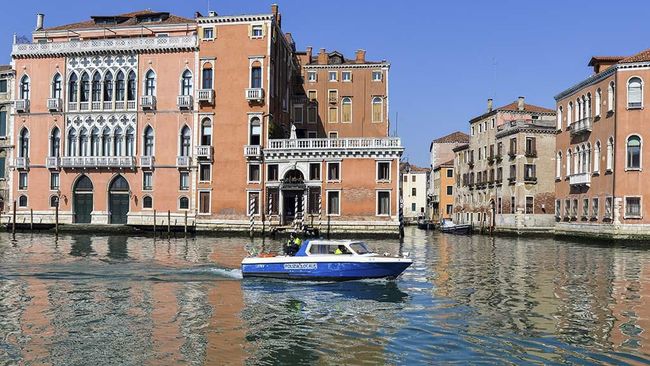 Identitas dua turis yang nekat berselancar ini akhirnya diketahui dan sudah ditangkap dan akan dijatuhi denda oleh pihak berwenang di Kota Venesia, Italia. 