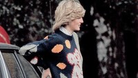 Di usia kehamilan hampir 8 bulan, tepatnya 2 Mei 1982 Putri Diana menyaksikan Pangeran Charles bertanding polo di Smith Lawn, Windsor. Kali ini Lady Di santai banget pakai sweater rajut dan celana baggy. (Foto: Instagram @princessdianadiary)